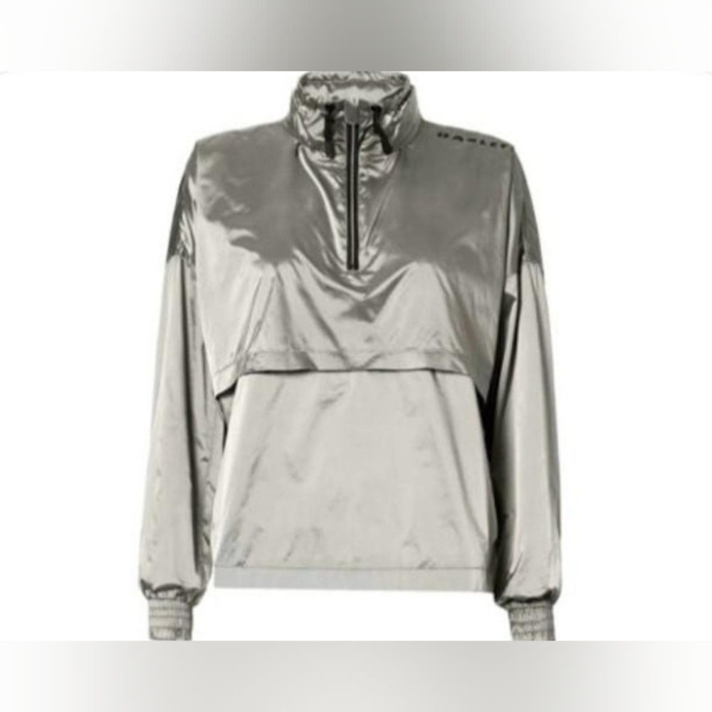 Oakley luxe anorak silver windbraker jacket women’s M outdoor sporty
Golf
Hiking